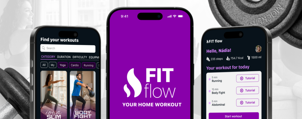Banner com três smartphones exibindo telas do aplicativo de fitness FIT Flow. No centro aparece a tela inicial com fundo roxo e o logotipo “FIT Flow Your Home Workout”. À esquerda há uma tela de busca de treinos com categorias como Yoga, Cardio e Running e cartões de exercícios com fotos. À direita aparece o dashboard do app com saudação “Hello, Nádia!”, métricas de atividade e a lista de treinos do dia com botões de tutorial. Ao fundo há imagens desfocadas de halteres e pessoas treinando.