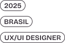 Três etiquetas com informações do projeto exibindo o ano “2025”, o país “Brasil” e o papel “UX/UI Designer”.